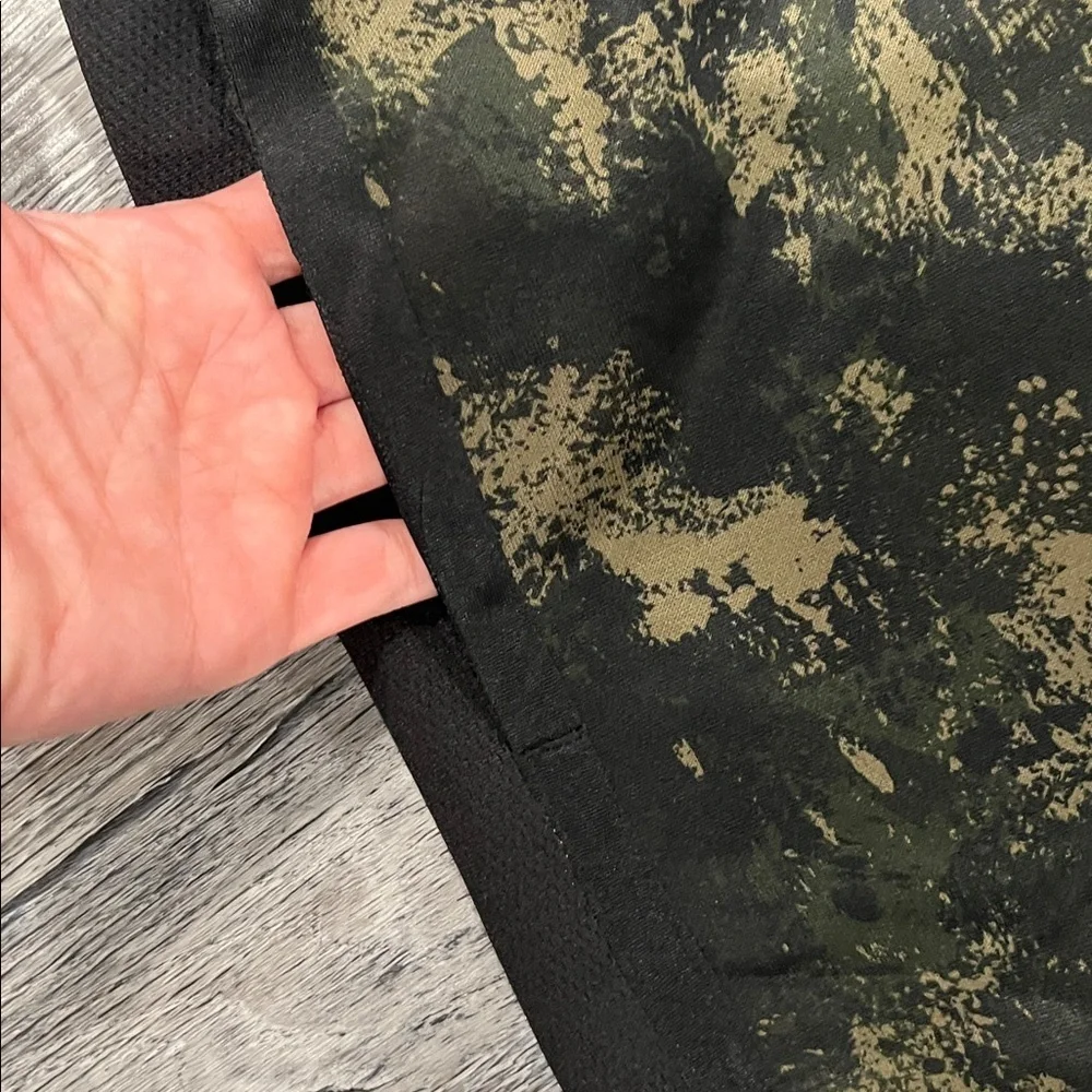 Old Navy Go-Dry Techie Fleece pants in a camouflage print XL (12) boys